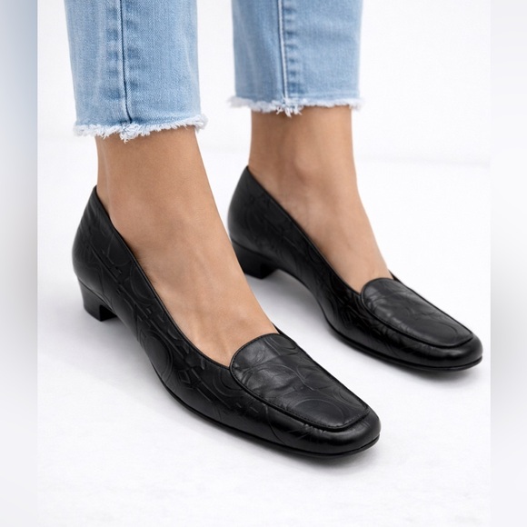 Salvatore Ferragamo Shoes - VTG Salvatore Ferragamo Black Leather Embossed Sorbet Nero PebbleSlip On Loafers